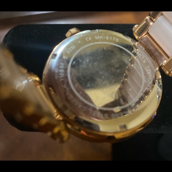 Michael Kors Rose Gold Watch - Picture 5 of 6